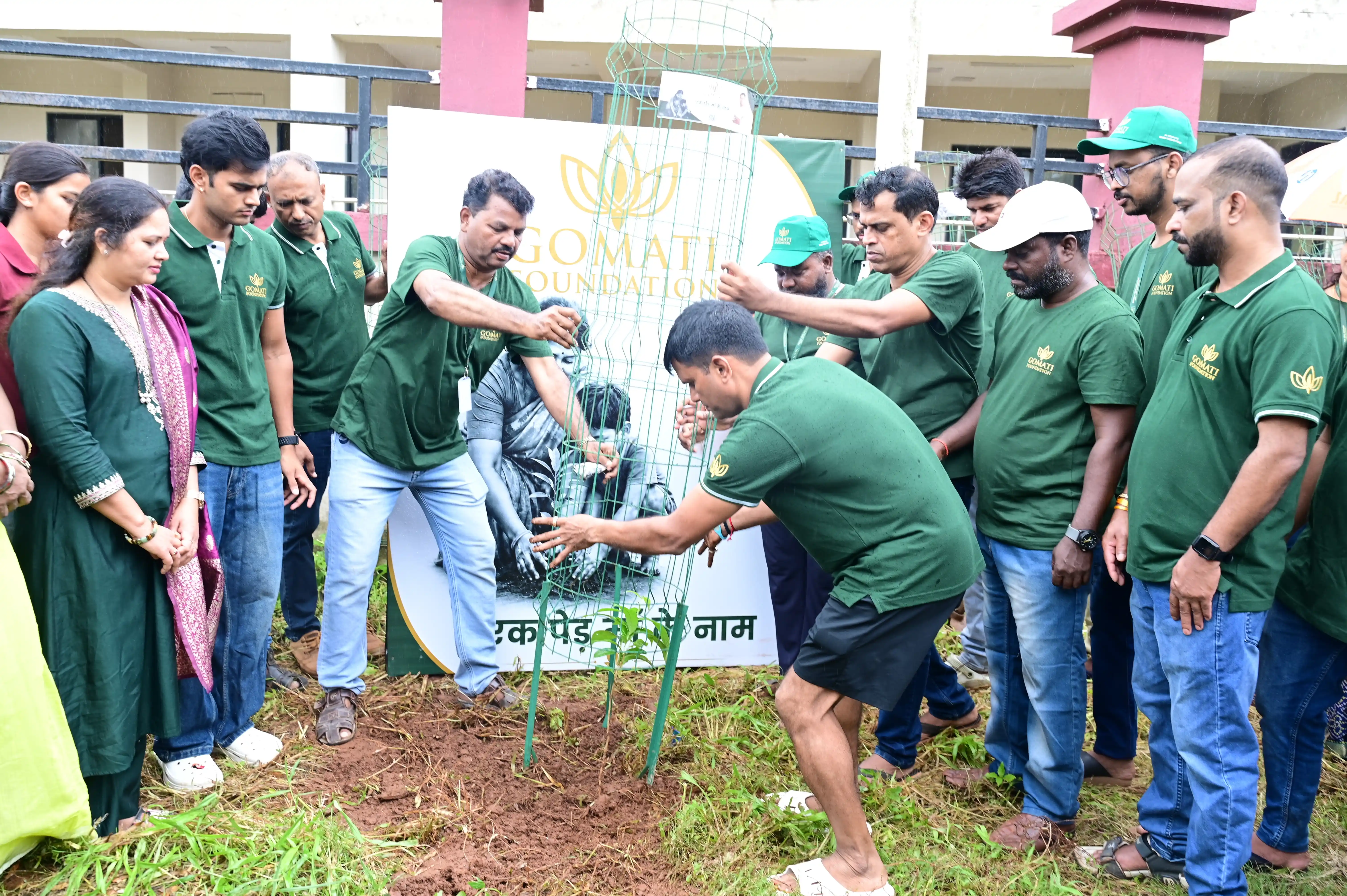 gomati-foundation-volunteers-installing-tree-guard-during-ek-ped-maa-ke-naam-plantation-drive