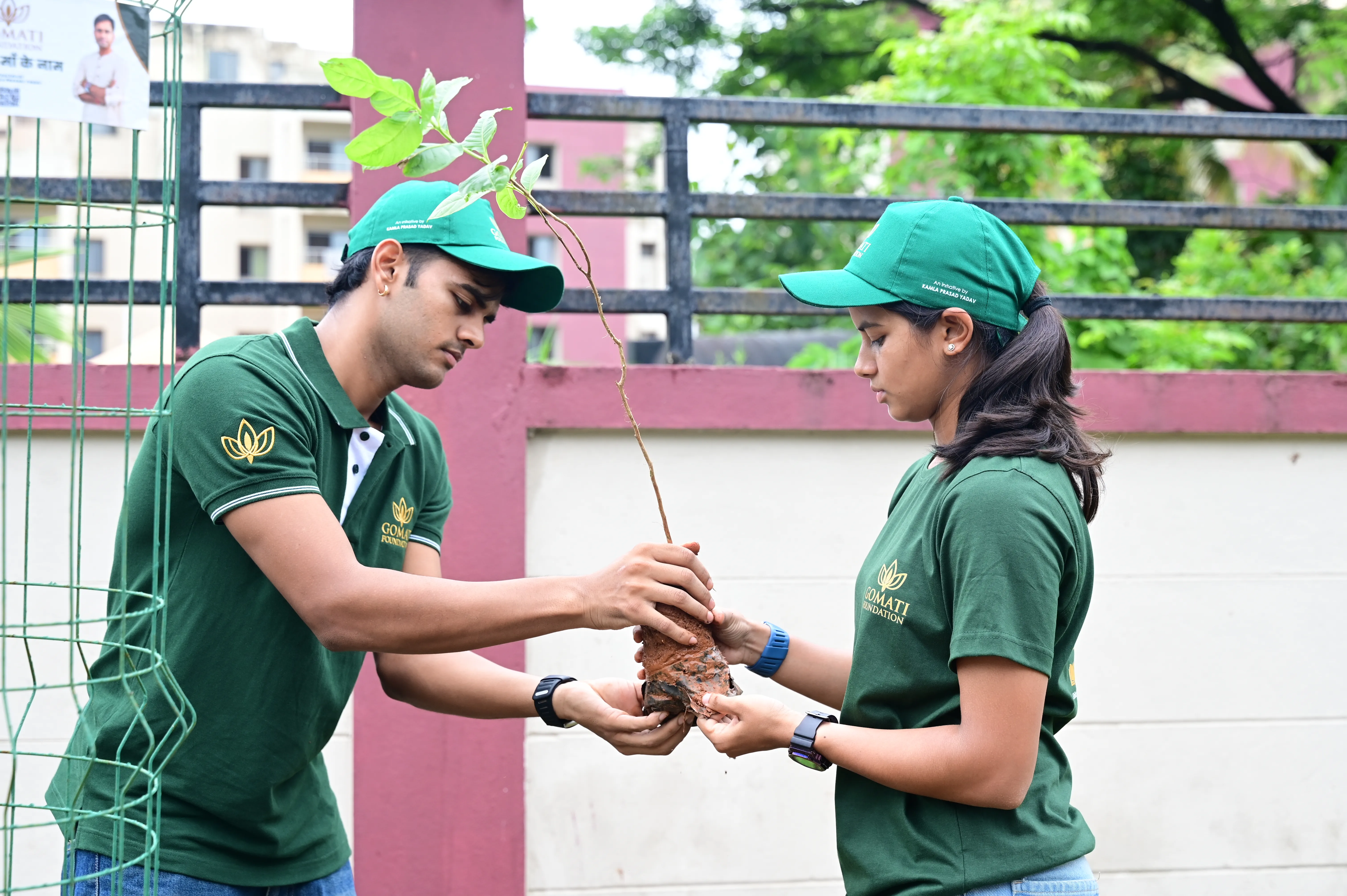 gomati-foundation-volunteers-passing-tree-sapling-during-ek-ped-maa-ke-naam-plantation-drive
