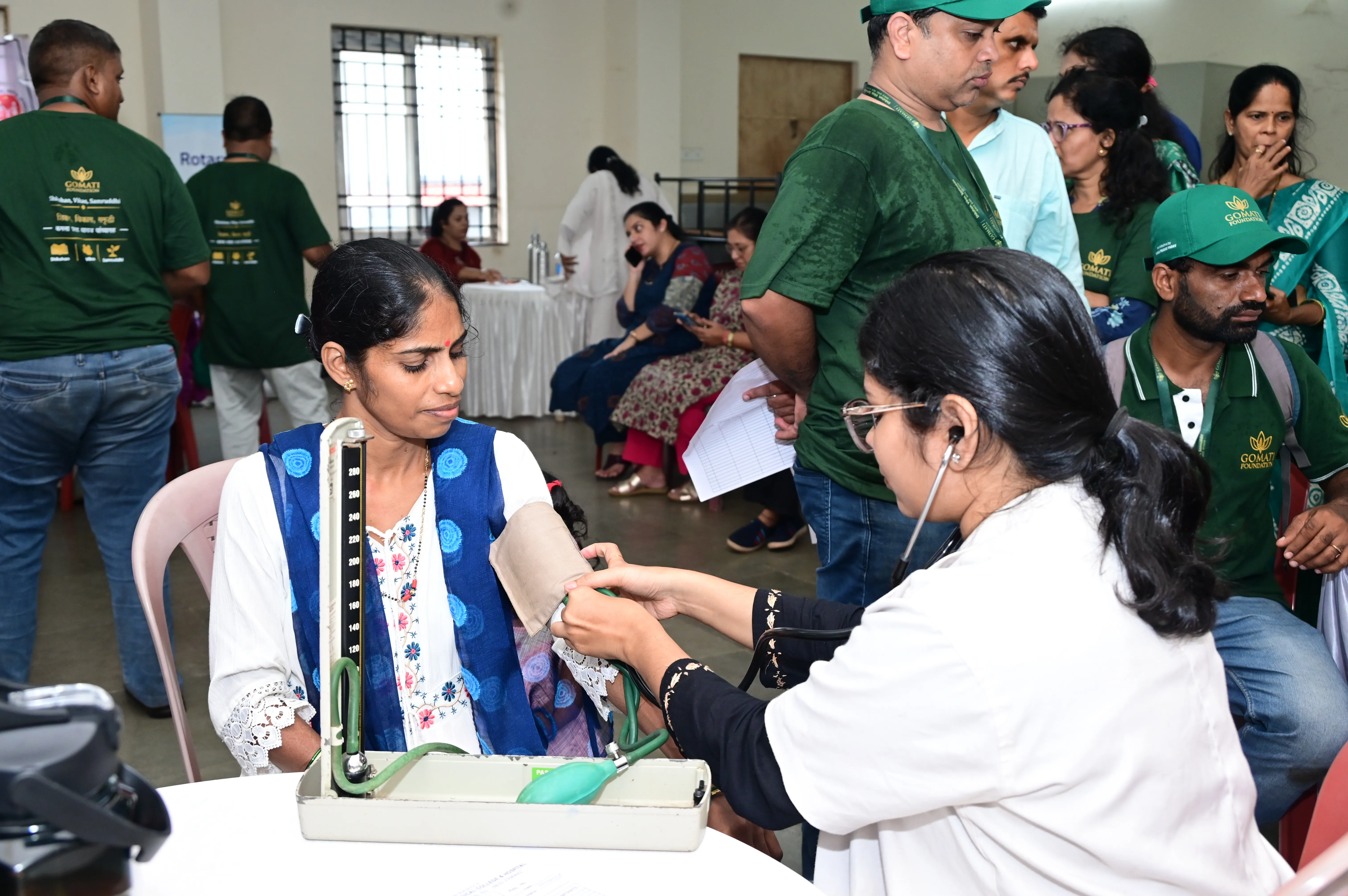 gomati-foundation-free-medical-camp-providing-health-check-up-and-blood-pressure-screening
