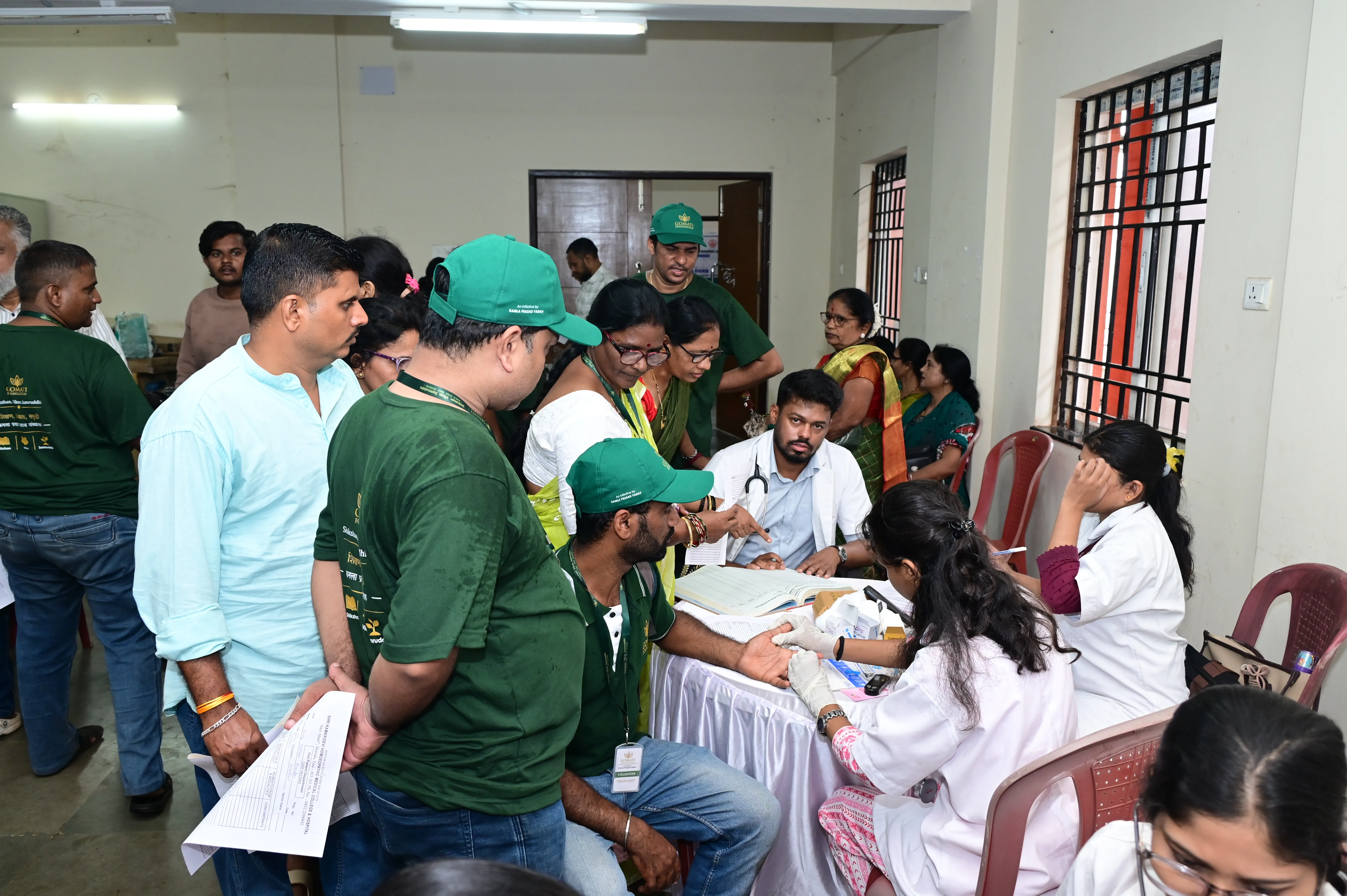 gomati-foundation-free-medical-camp-providing-doctor-consultations-and-health-screening-services