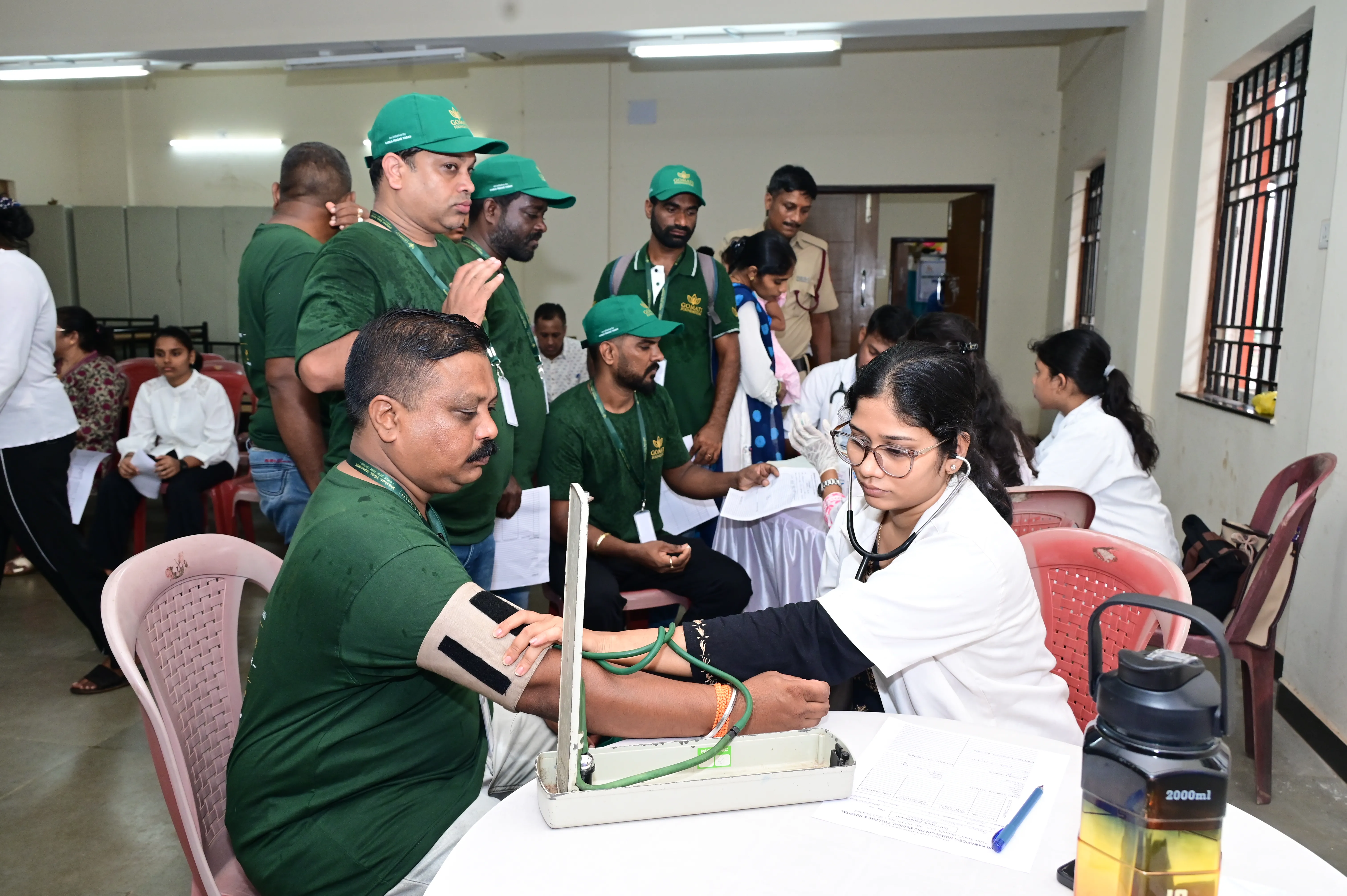 gomati-foundation-free-medical-camp-conducting-blood-pressure-check-and-community-health-screening