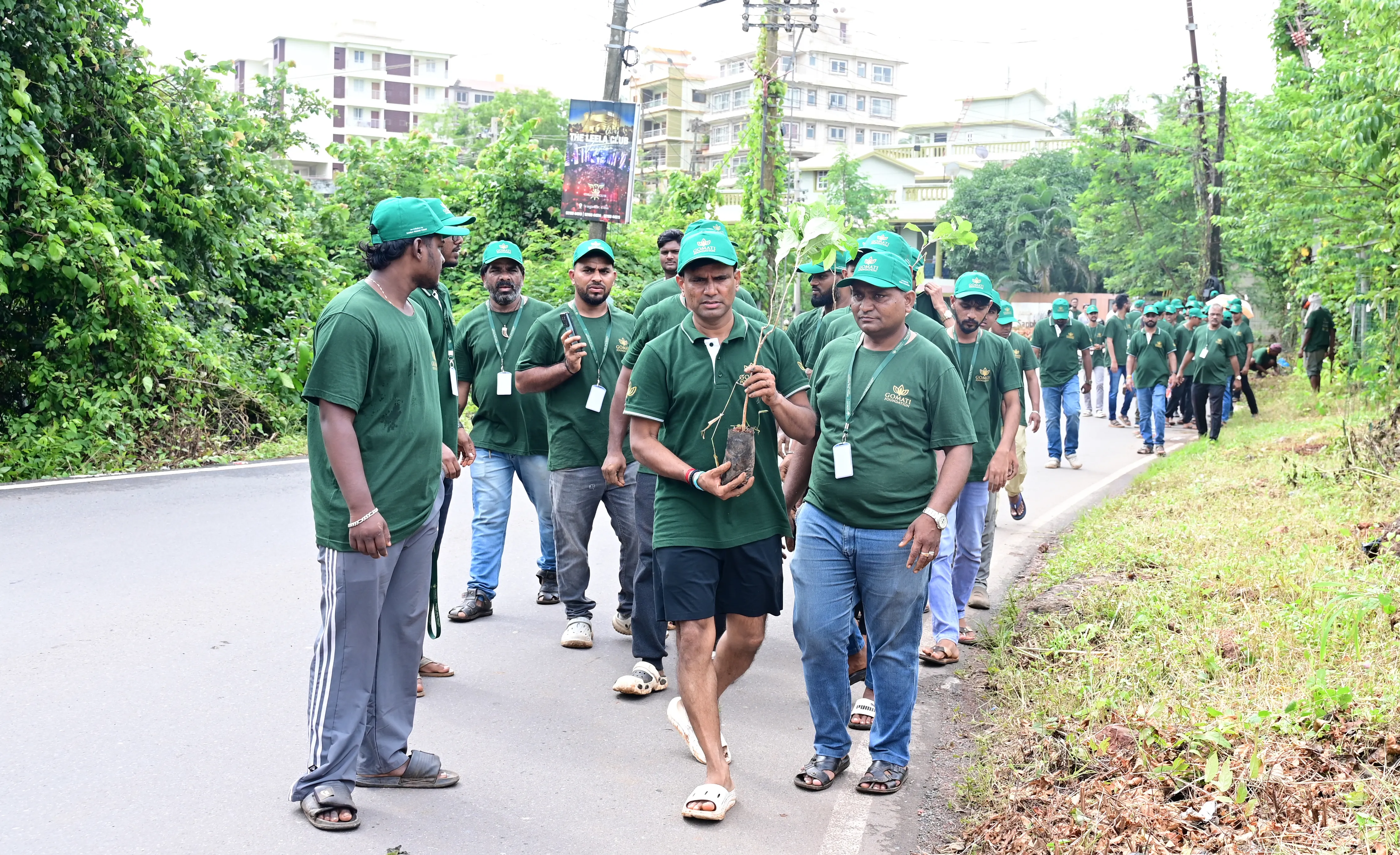 gomati-foundation-volunteers-carrying-tree-saplings-for-ek-ped-maa-ke-naam-plantation-drive