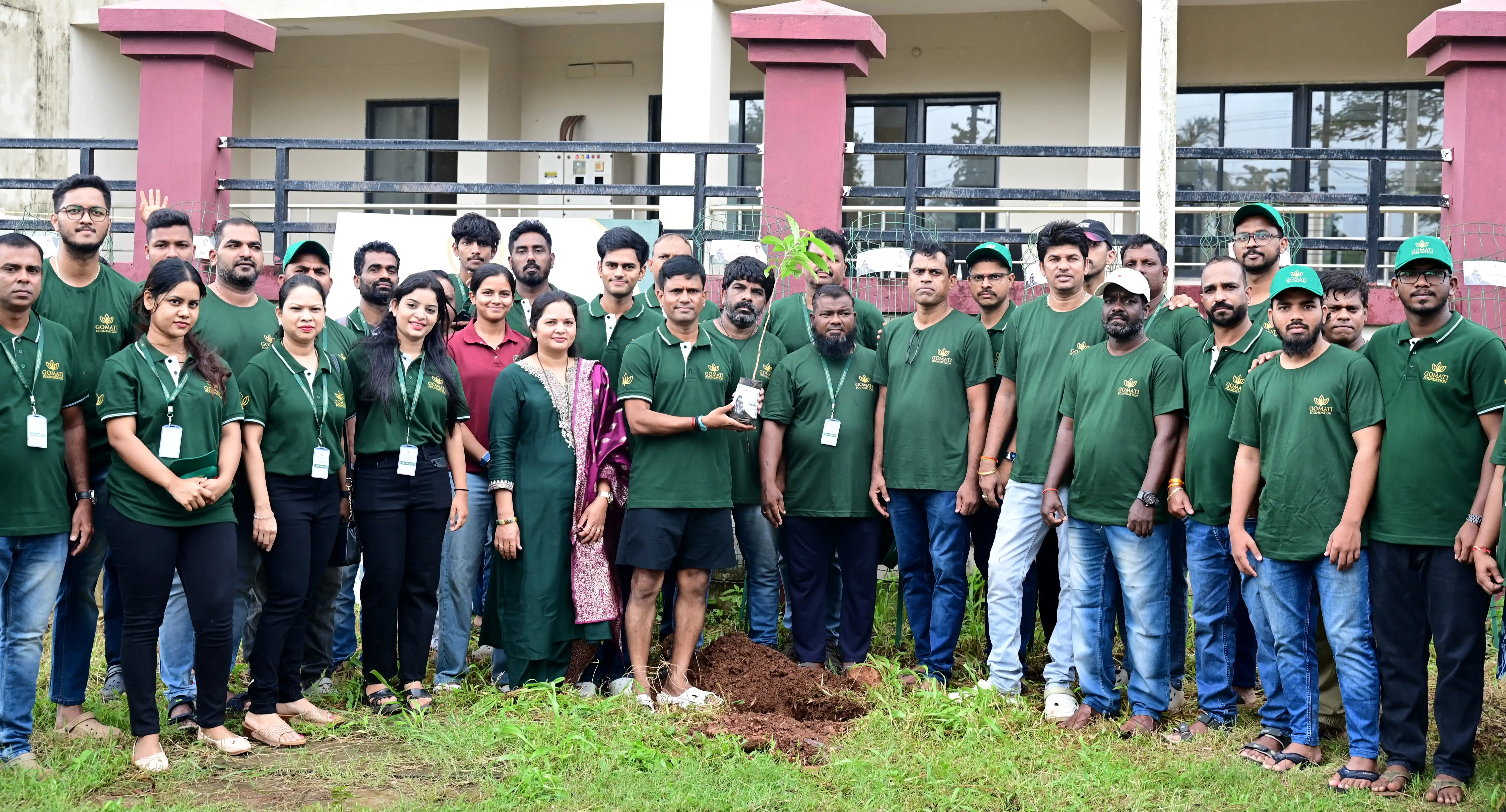 gomati-foundation-team-celebrating-ek-ped-maa-ke-naam-tree-plantation-initiative